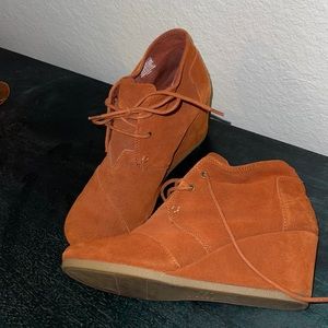 Tom’s wedge suede booties